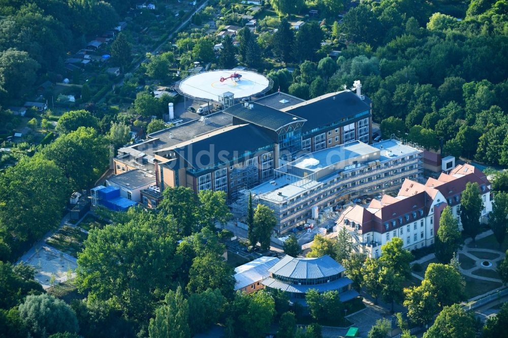 Luftbild Bernau - Baustelle für einen Erweiterungs- Neubau auf dem Klinikgelände des Krankenhauses Herzzentrum Brandenburg Ladeburger Straße in Bernau im Bundesland Brandenburg