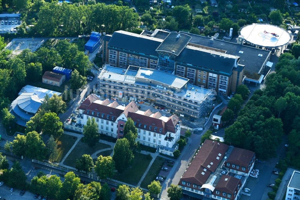 Bernau von oben - Baustelle für einen Erweiterungs- Neubau auf dem Klinikgelände des Krankenhauses Herzzentrum Brandenburg Ladeburger Straße in Bernau im Bundesland Brandenburg