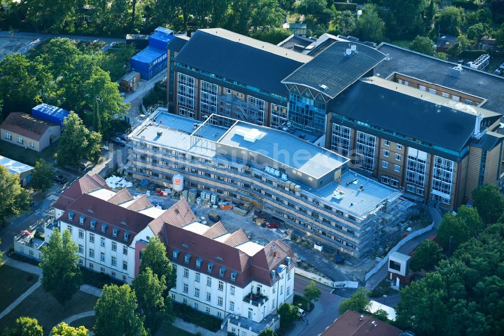 Bernau aus der Vogelperspektive: Baustelle für einen Erweiterungs- Neubau auf dem Klinikgelände des Krankenhauses Herzzentrum Brandenburg Ladeburger Straße in Bernau im Bundesland Brandenburg