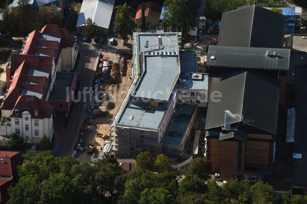 Luftaufnahme Bernau - Baustelle für einen Erweiterungs- Neubau auf dem Klinikgelände des Krankenhauses Herzzentrum Brandenburg Ladeburger Straße in Bernau im Bundesland Brandenburg