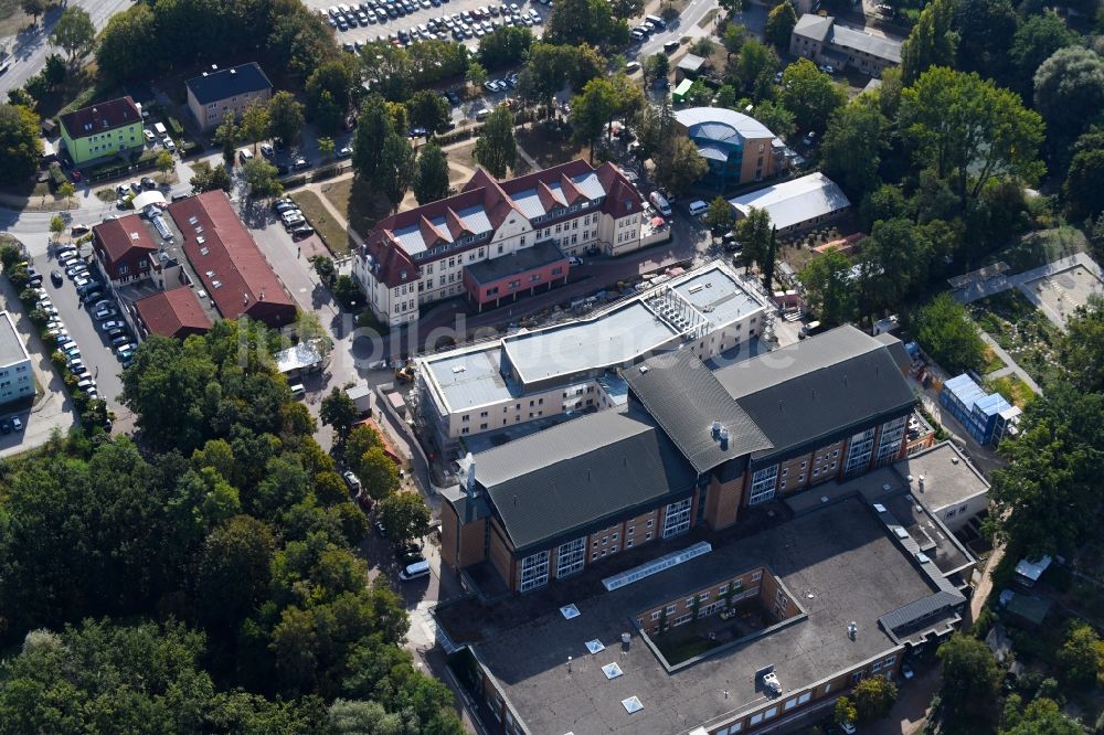 Bernau von oben - Baustelle für einen Erweiterungs- Neubau auf dem Klinikgelände des Krankenhauses Herzzentrum Brandenburg Ladeburger Straße in Bernau im Bundesland Brandenburg