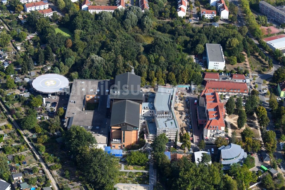 Luftbild Bernau - Baustelle für einen Erweiterungs- Neubau auf dem Klinikgelände des Krankenhauses Herzzentrum Brandenburg Ladeburger Straße in Bernau im Bundesland Brandenburg