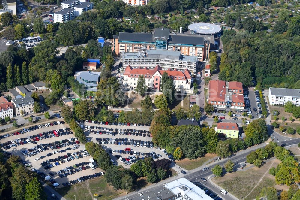 Bernau aus der Vogelperspektive: Baustelle für einen Erweiterungs- Neubau auf dem Klinikgelände des Krankenhauses Herzzentrum Brandenburg Ladeburger Straße in Bernau im Bundesland Brandenburg