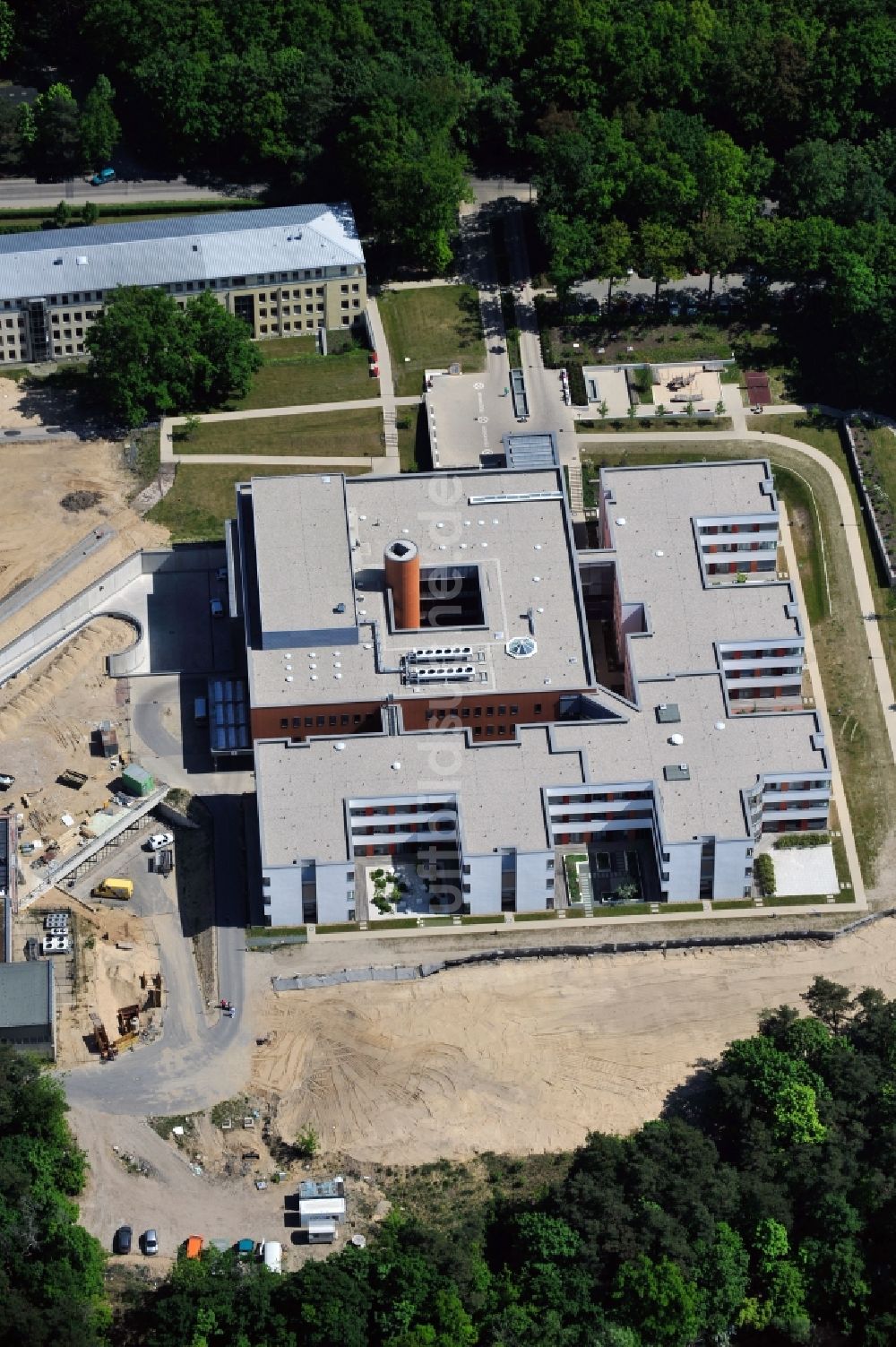 Luftaufnahme Rüdersdorf - Baustelle für einen Erweiterungs- Neubau auf dem Klinikgelände des Krankenhauses Immanuel Klinik Rüdersdorf in Rüdersdorf im Bundesland Brandenburg, Deutschland