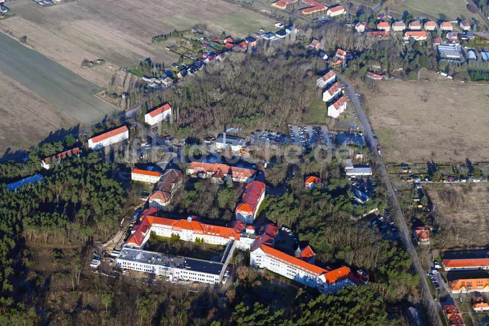 Luftaufnahme Treuenbrietzen - Baustelle für einen Erweiterungs- Neubau auf dem Klinikgelände des Krankenhauses Johanniter-Krankenhaus Treuenbrietzen in der Johanniterstraße in Treuenbrietzen im Bundesland Brandenburg, Deutschland