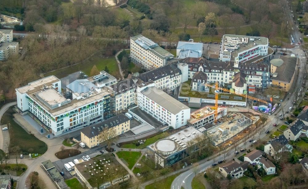 Bochum aus der Vogelperspektive: Baustelle für einen Erweiterungs- Neubau auf dem Klinikgelände des Krankenhauses St. Josef-Hospital Bochum an der Gudrunstraße in Bochum im Bundesland Nordrhein-Westfalen, Deutschland