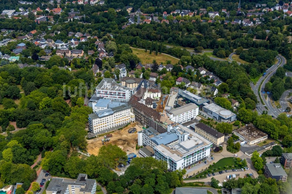 Bochum von oben - Baustelle für einen Erweiterungs- Neubau auf dem Klinikgelände des Krankenhauses St. Josef-Hospital Bochum an der Gudrunstraße in Bochum im Bundesland Nordrhein-Westfalen, Deutschland