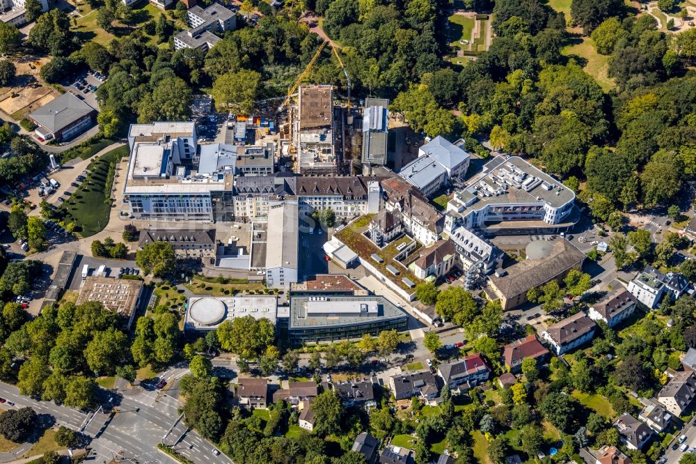 Bochum von oben - Baustelle für einen Erweiterungs- Neubau auf dem Klinikgelände des Krankenhauses St. Josef-Hospital Bochum an der Gudrunstraße in Bochum im Bundesland Nordrhein-Westfalen, Deutschland