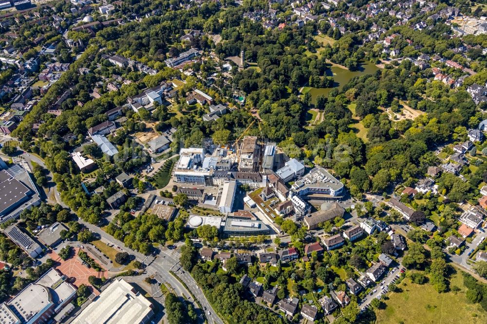 Bochum aus der Vogelperspektive: Baustelle für einen Erweiterungs- Neubau auf dem Klinikgelände des Krankenhauses St. Josef-Hospital Bochum an der Gudrunstraße in Bochum im Bundesland Nordrhein-Westfalen, Deutschland