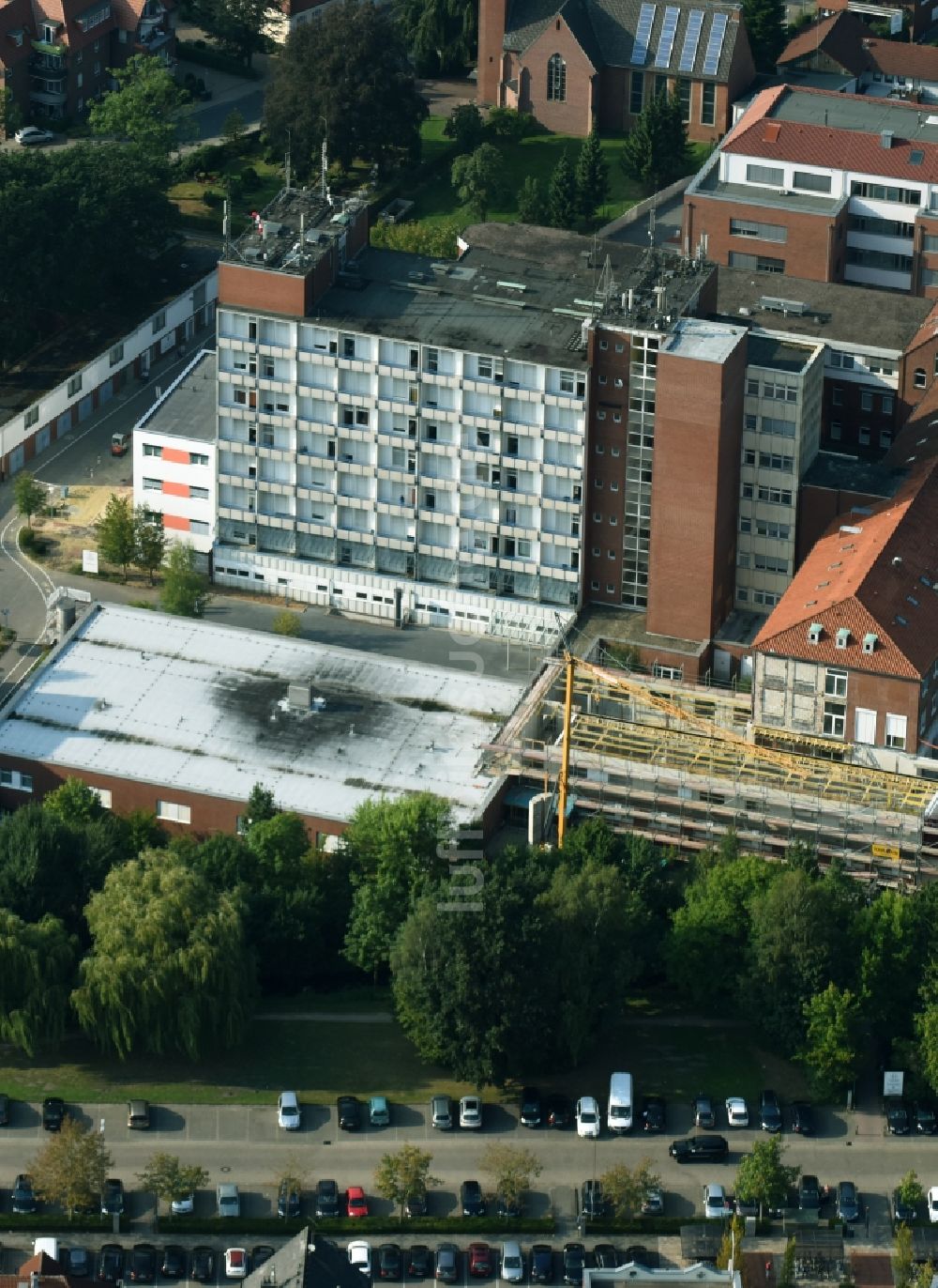 Cloppenburg aus der Vogelperspektive: Baustelle für einen Erweiterungs- Neubau auf dem Klinikgelände des Krankenhauses St. Josefs-Hospital in Cloppenburg im Bundesland Niedersachsen