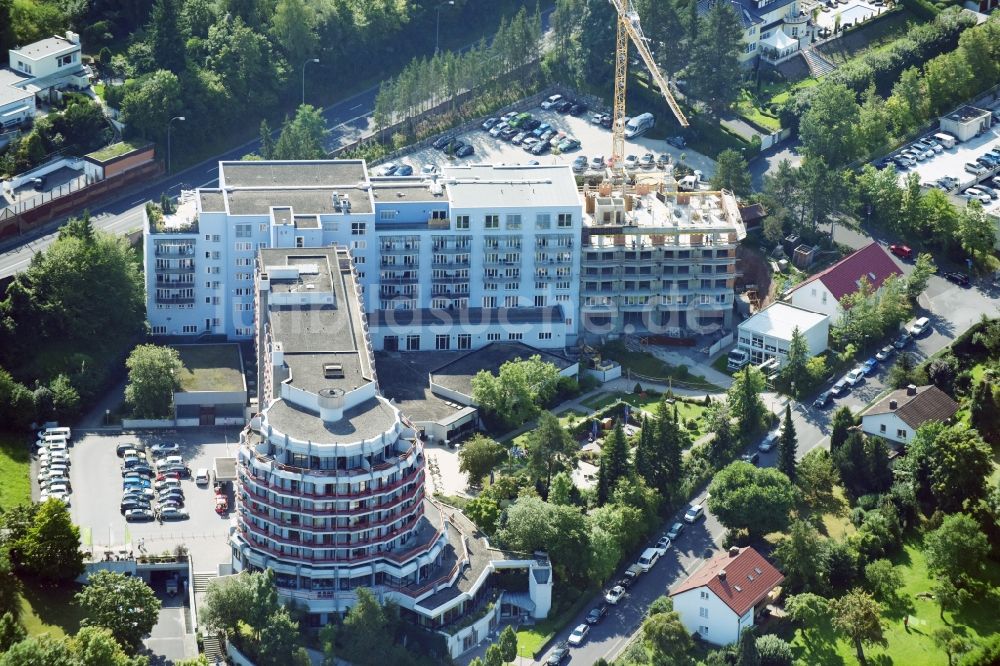 Bad Kissingen aus der Vogelperspektive: Baustelle für einen Erweiterungs- Neubau auf dem Klinikgelände des Krankenhauses Klinik Bavaria GmbH & Co. KG in Bad Kissingen im Bundesland Bayern, Deutschland