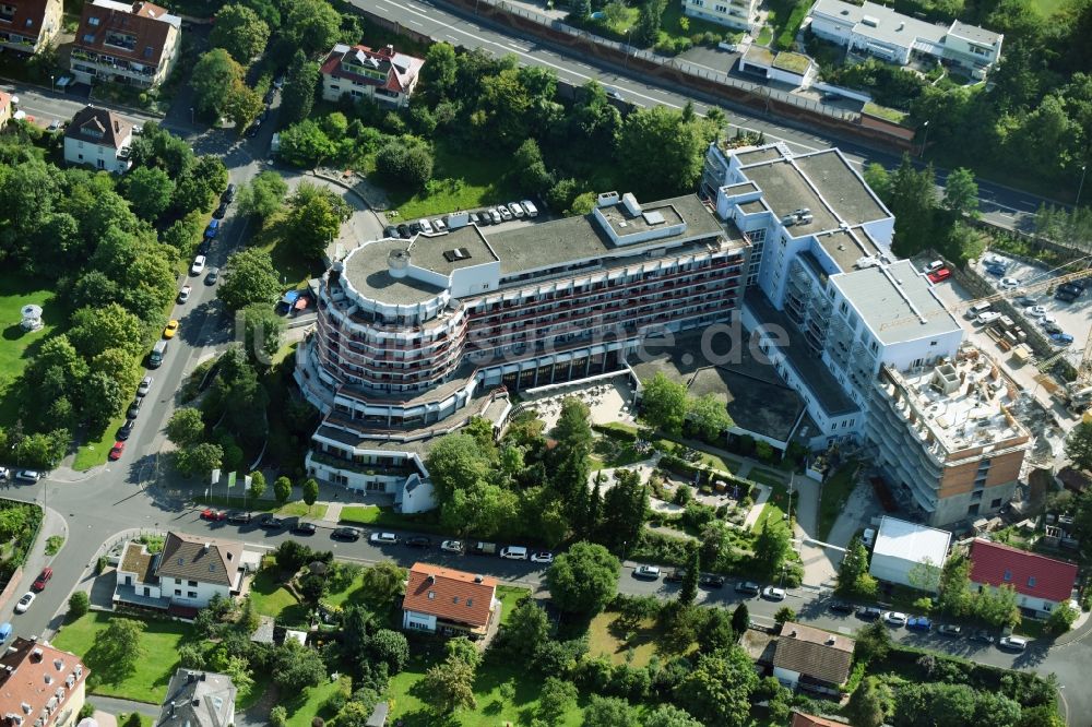 Luftaufnahme Bad Kissingen - Baustelle für einen Erweiterungs- Neubau auf dem Klinikgelände des Krankenhauses Klinik Bavaria GmbH & Co. KG in Bad Kissingen im Bundesland Bayern, Deutschland