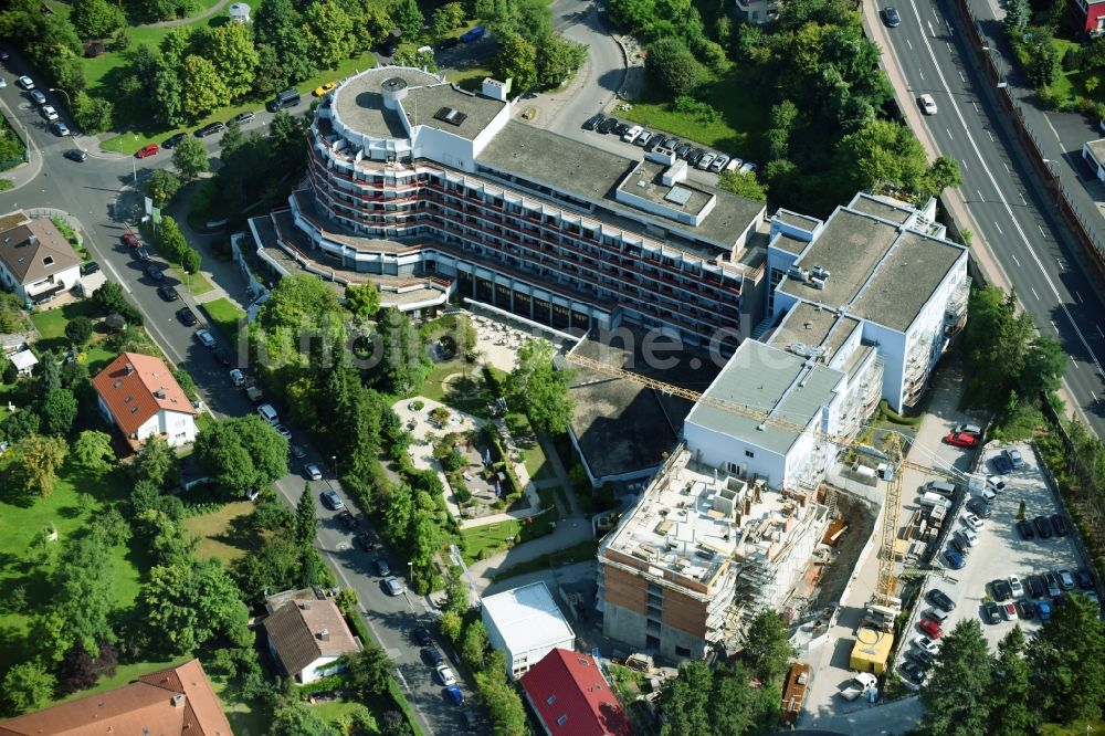 Bad Kissingen von oben - Baustelle für einen Erweiterungs- Neubau auf dem Klinikgelände des Krankenhauses Klinik Bavaria GmbH & Co. KG in Bad Kissingen im Bundesland Bayern, Deutschland