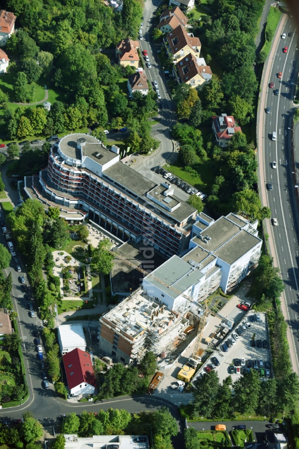 Bad Kissingen aus der Vogelperspektive: Baustelle für einen Erweiterungs- Neubau auf dem Klinikgelände des Krankenhauses Klinik Bavaria GmbH & Co. KG in Bad Kissingen im Bundesland Bayern, Deutschland