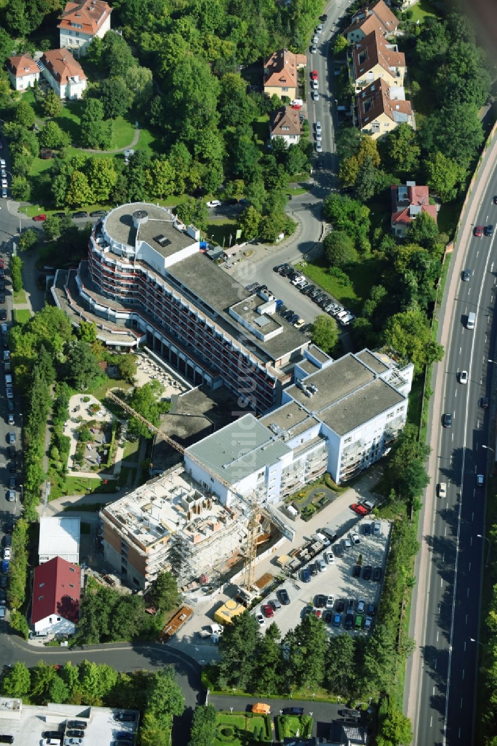 Luftbild Bad Kissingen - Baustelle für einen Erweiterungs- Neubau auf dem Klinikgelände des Krankenhauses Klinik Bavaria GmbH & Co. KG in Bad Kissingen im Bundesland Bayern, Deutschland