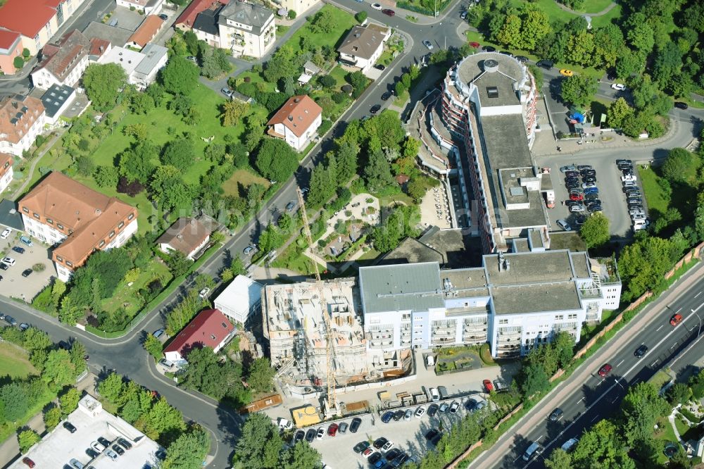 Luftaufnahme Bad Kissingen - Baustelle für einen Erweiterungs- Neubau auf dem Klinikgelände des Krankenhauses Klinik Bavaria GmbH & Co. KG in Bad Kissingen im Bundesland Bayern, Deutschland