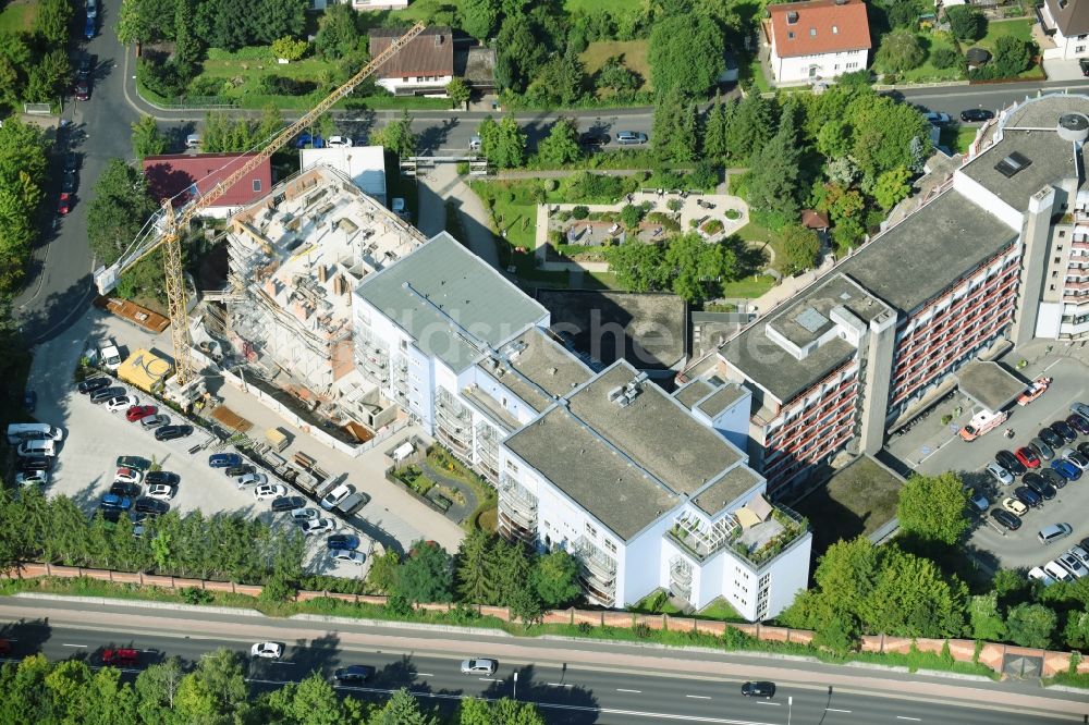 Bad Kissingen von oben - Baustelle für einen Erweiterungs- Neubau auf dem Klinikgelände des Krankenhauses Klinik Bavaria GmbH & Co. KG in Bad Kissingen im Bundesland Bayern, Deutschland