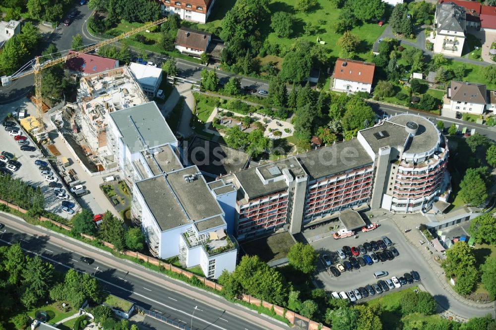 Bad Kissingen aus der Vogelperspektive: Baustelle für einen Erweiterungs- Neubau auf dem Klinikgelände des Krankenhauses Klinik Bavaria GmbH & Co. KG in Bad Kissingen im Bundesland Bayern, Deutschland