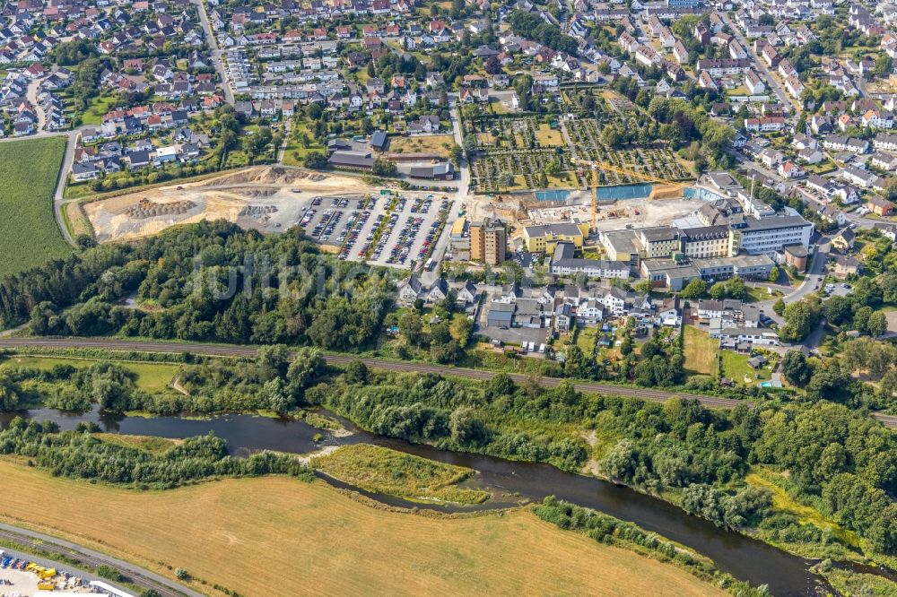 Arnsberg aus der Vogelperspektive: Baustelle für einen Erweiterungs- Neubau auf dem Klinikgelände des Krankenhauses Klinikum Hochsauerland in Arnsberg im Bundesland Nordrhein-Westfalen, Deutschland