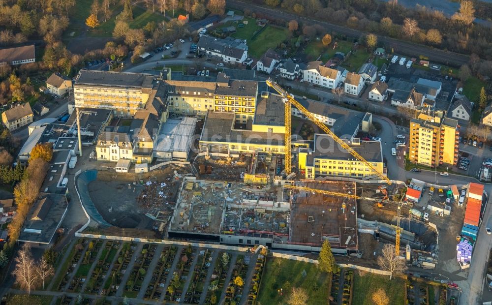 Arnsberg aus der Vogelperspektive: Baustelle für einen Erweiterungs- Neubau auf dem Klinikgelände des Krankenhauses Klinikum Hochsauerland in Arnsberg im Bundesland Nordrhein-Westfalen, Deutschland