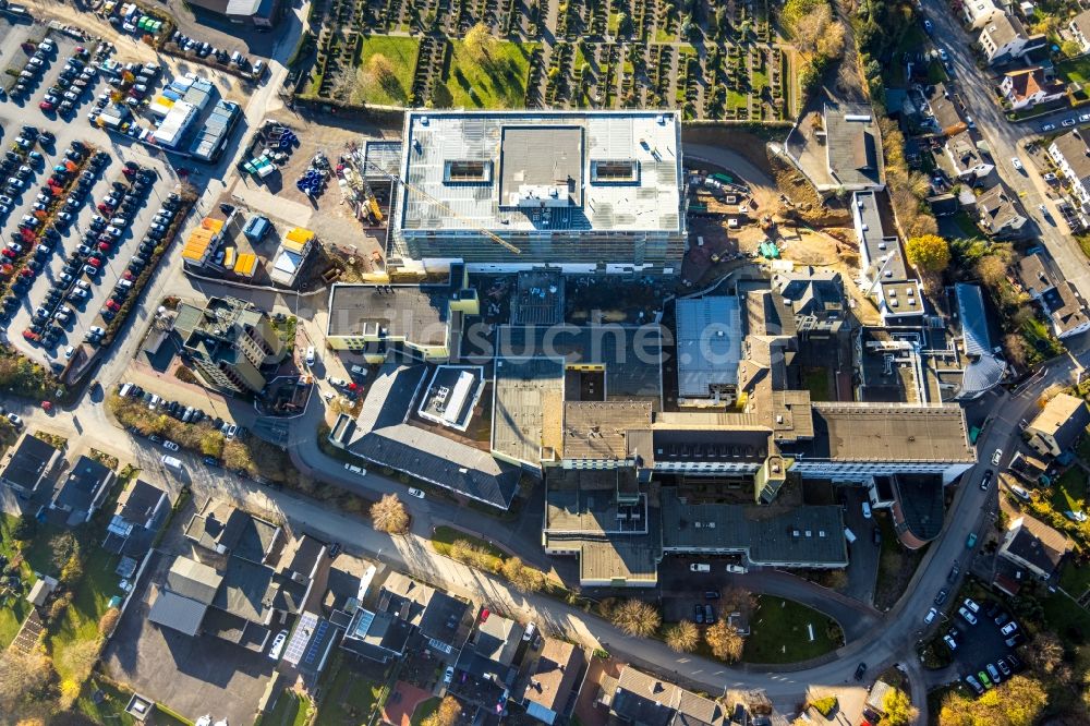 Arnsberg von oben - Baustelle für einen Erweiterungs- Neubau auf dem Klinikgelände des Krankenhauses Klinikum Hochsauerland in Arnsberg im Bundesland Nordrhein-Westfalen, Deutschland