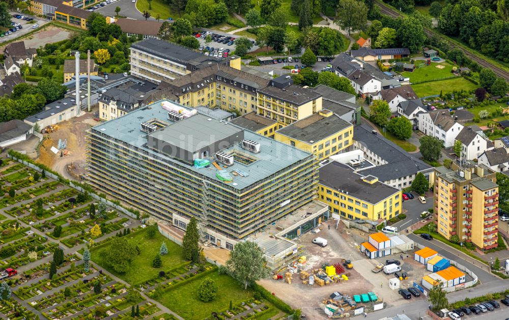 Arnsberg aus der Vogelperspektive: Baustelle für einen Erweiterungs- Neubau auf dem Klinikgelände des Krankenhauses Klinikum Hochsauerland - Karolinen-Hospital in Arnsberg im Bundesland Nordrhein-Westfalen, Deutschland