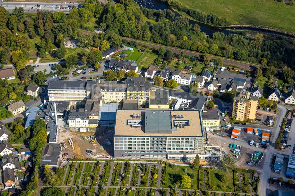 Luftbild Arnsberg - Baustelle für einen Erweiterungs- Neubau auf dem Klinikgelände des Krankenhauses Klinikum Hochsauerland - Karolinen-Hospital in Arnsberg im Bundesland Nordrhein-Westfalen, Deutschland