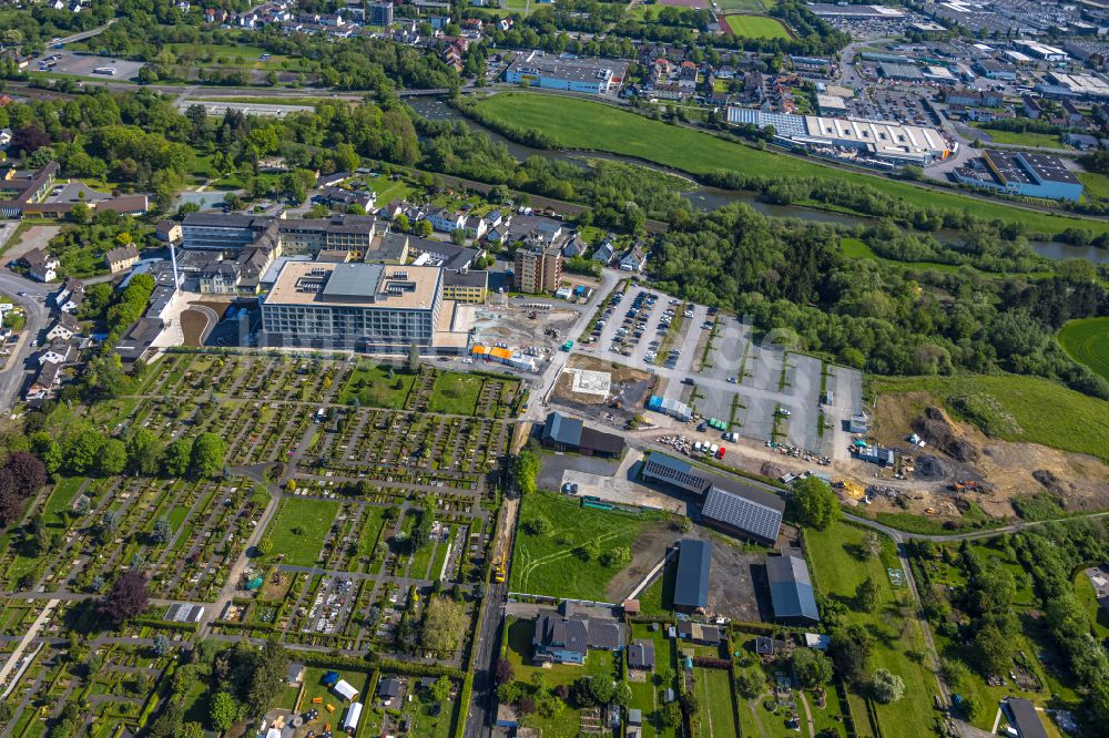 Luftaufnahme Arnsberg - Baustelle für einen Erweiterungs- Neubau auf dem Klinikgelände des Krankenhauses Klinikum Hochsauerland - Karolinen-Hospital in Arnsberg im Bundesland Nordrhein-Westfalen, Deutschland