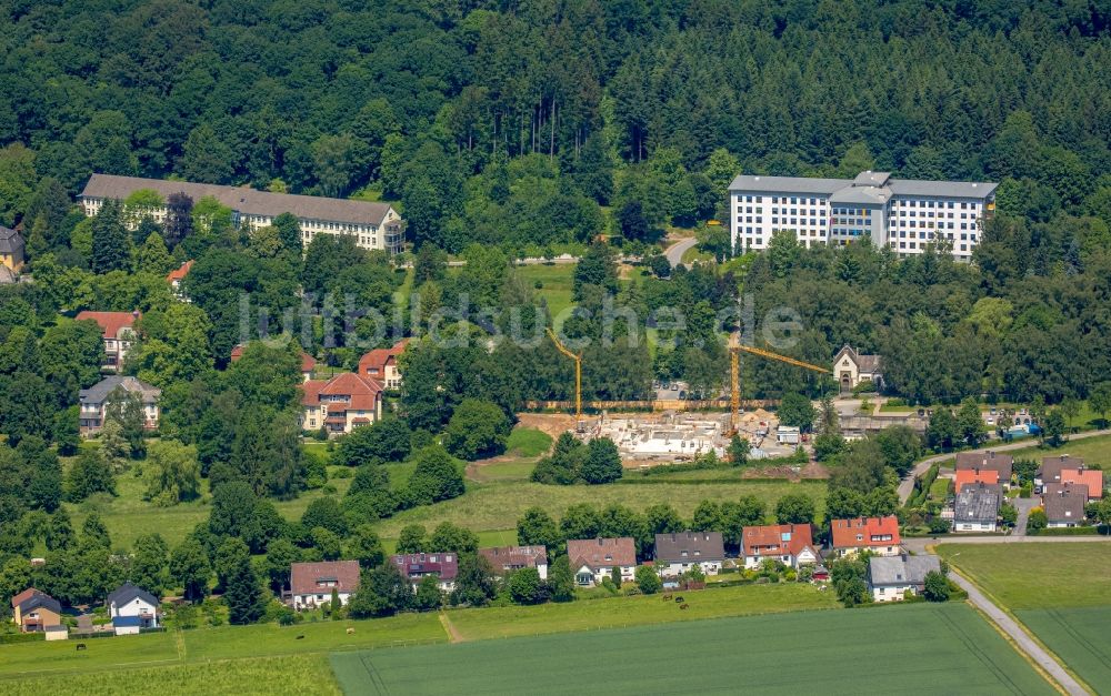 Warstein von oben - Baustelle für einen Erweiterungs- Neubau auf dem Klinikgelände des Krankenhauses der LWL - Klinik Warstein in Warstein im Bundesland Nordrhein-Westfalen