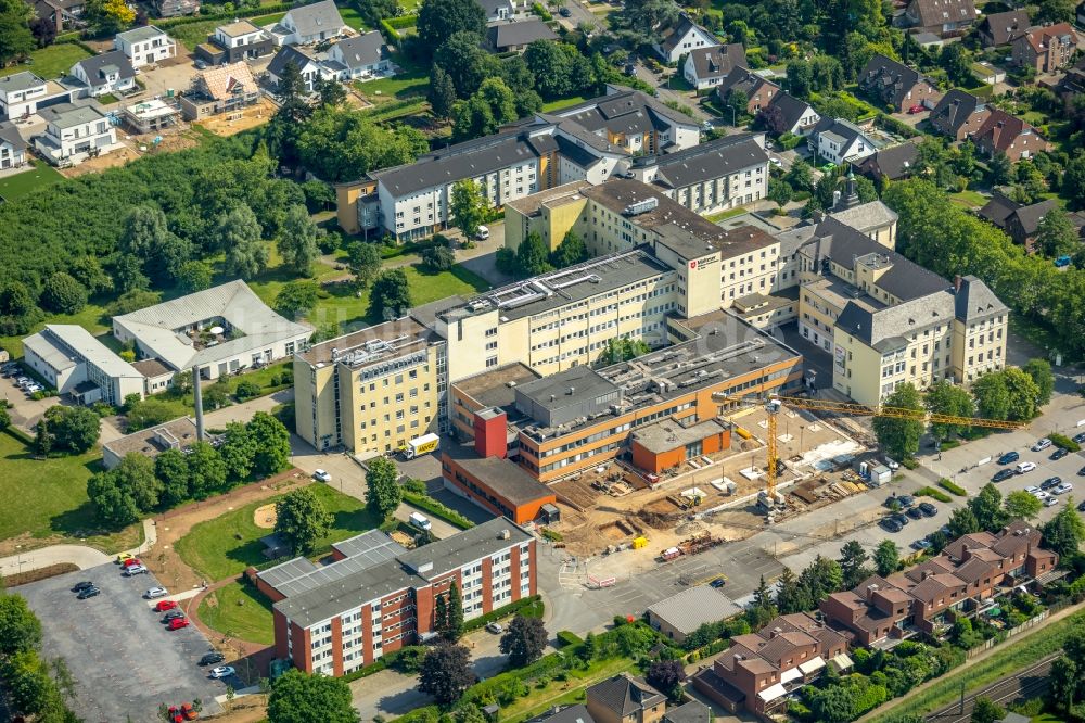 Duisburg aus der Vogelperspektive: Baustelle für einen Erweiterungs- Neubau auf dem Klinikgelände des Krankenhauses Malteser-Krankenhaus St. Anna in Duisburg im Bundesland Nordrhein-Westfalen, Deutschland