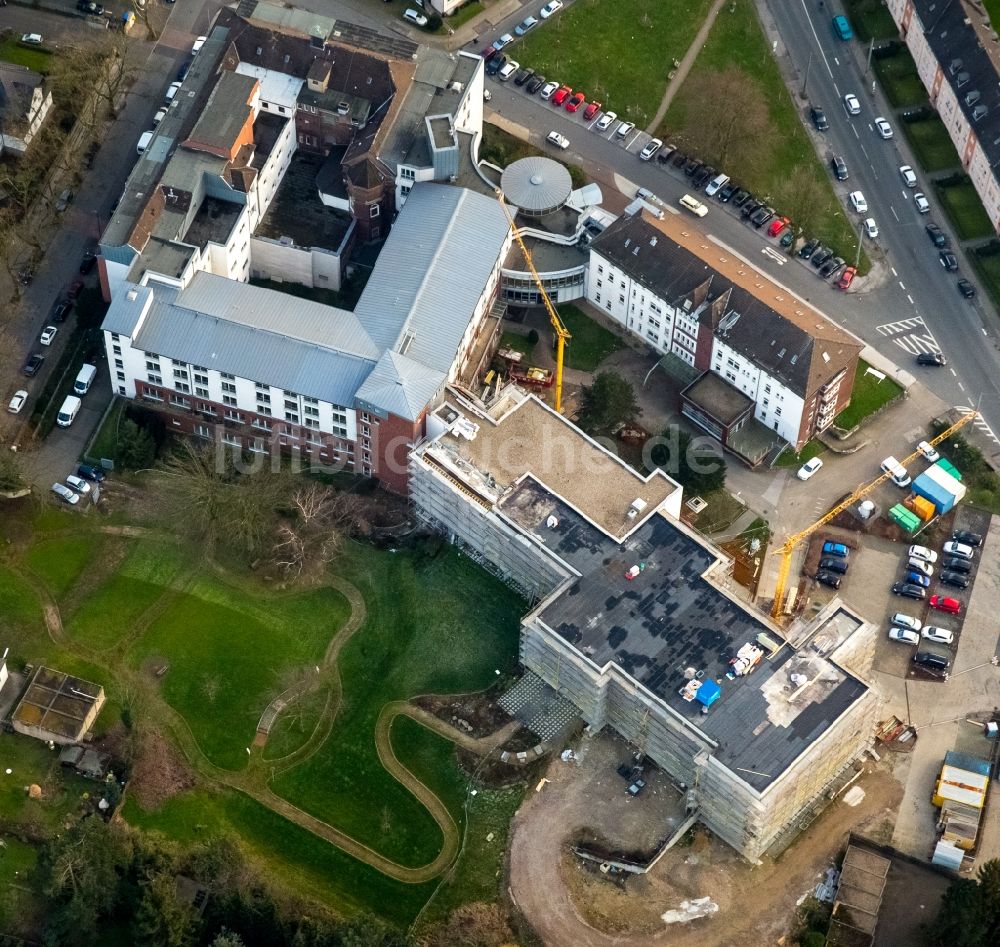 Bochum von oben - Baustelle für einen Erweiterungs- Neubau auf dem Klinikgelände des Krankenhauses Marien-Hospital in Wattenscheid im Bundesland Nordrhein-Westfalen