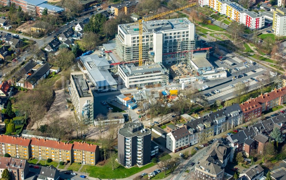 Herne aus der Vogelperspektive: Baustelle für einen Erweiterungs- Neubau auf dem Klinikgelände des Krankenhauses Marienhospital Herne im Bundesland Nordrhein-Westfalen