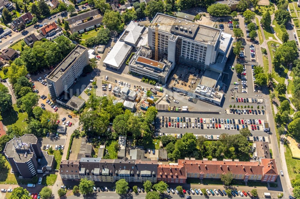 Herne von oben - Baustelle für einen Erweiterungs- Neubau auf dem Klinikgelände des Krankenhauses Marienhospital Herne im Bundesland Nordrhein-Westfalen