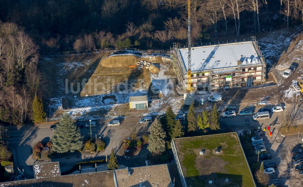 Luftaufnahme Essen - Baustelle für einen Erweiterungs- Neubau auf dem Klinikgelände des Krankenhauses MediClin Fachklinik Rhein/Ruhr Auf der Rötsch im Ortsteil Kettwig in Essen im Bundesland Nordrhein-Westfalen