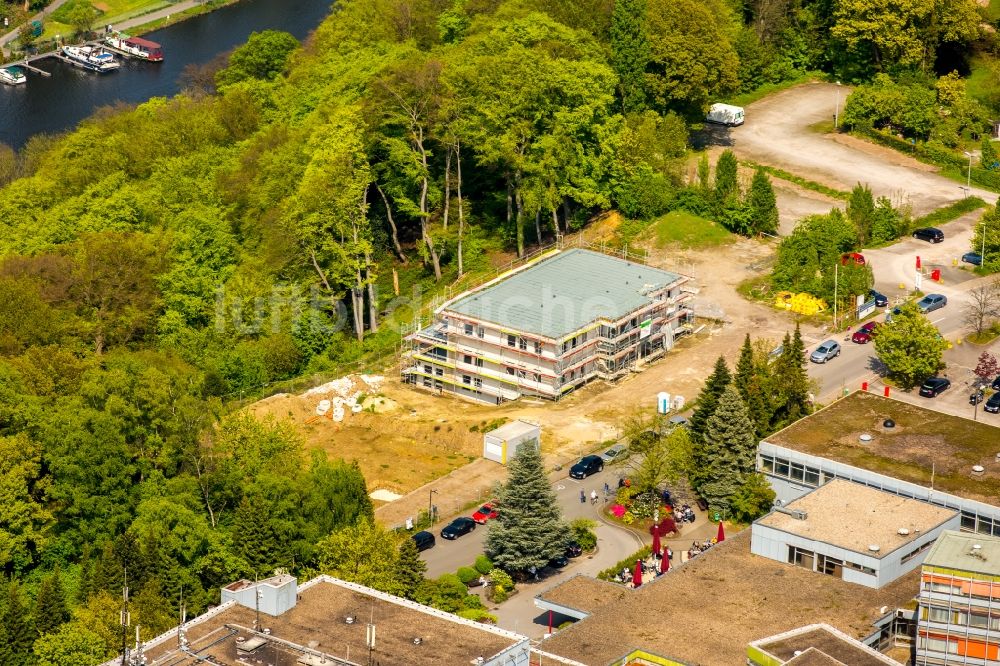 Luftbild Essen - Baustelle für einen Erweiterungs- Neubau auf dem Klinikgelände des Krankenhauses MediClin Fachklinik Rhein/Ruhr Auf der Rötsch im Ortsteil Kettwig in Essen im Bundesland Nordrhein-Westfalen