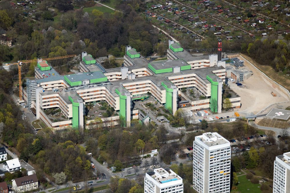 München aus der Vogelperspektive: Baustelle für einen Erweiterungs- Neubau auf dem Klinikgelände des Krankenhauses München Klinik Bogenhausen in München im Bundesland Bayern, Deutschland