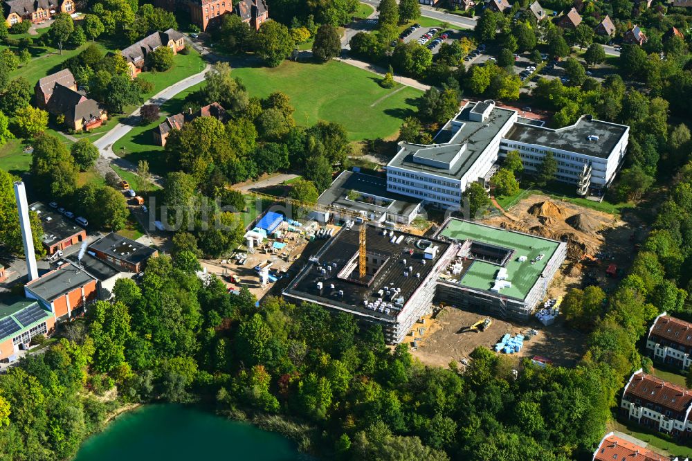 Lüneburg von oben - Baustelle für einen Erweiterungs- Neubau auf dem Klinikgelände des Krankenhauses Psychiatrische Klinik Lüneburg in Lüneburg im Bundesland Niedersachsen, Deutschland