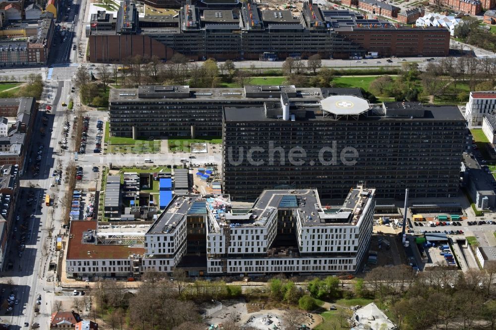 Luftaufnahme Kopenhagen - Baustelle für einen Erweiterungs- Neubau auf dem Klinikgelände des Krankenhauses Rigshospitalet am Blegdamsvej in Kopenhagen in Dänemark