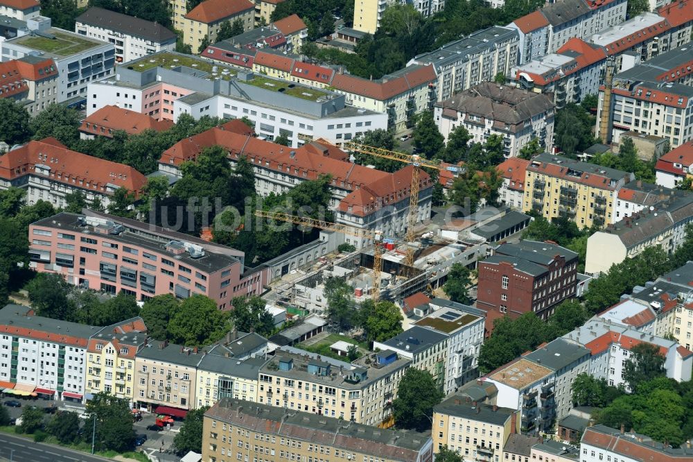 Berlin aus der Vogelperspektive: Baustelle für einen Erweiterungs- Neubau auf dem Klinikgelände des Krankenhauses Sana Klinikum Lichtenberg an der Fanningerstraße im Ortsteil Lichtenberg in Berlin, Deutschland