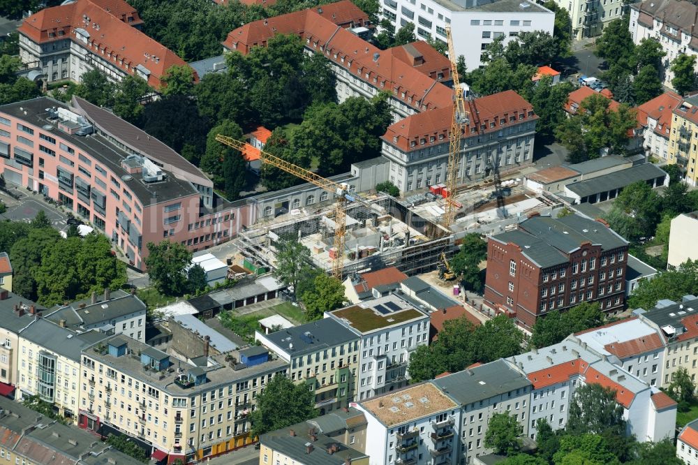 Luftaufnahme Berlin - Baustelle für einen Erweiterungs- Neubau auf dem Klinikgelände des Krankenhauses Sana Klinikum Lichtenberg an der Fanningerstraße im Ortsteil Lichtenberg in Berlin, Deutschland