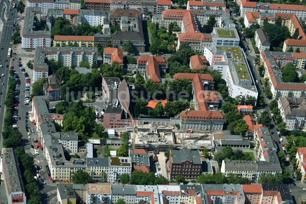 Berlin aus der Vogelperspektive: Baustelle für einen Erweiterungs- Neubau auf dem Klinikgelände des Krankenhauses Sana Klinikum Lichtenberg an der Fanningerstraße im Ortsteil Lichtenberg in Berlin, Deutschland