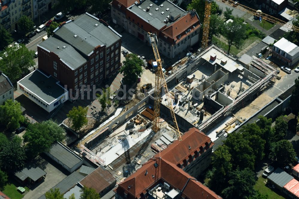 Berlin von oben - Baustelle für einen Erweiterungs- Neubau auf dem Klinikgelände des Krankenhauses Sana Klinikum Lichtenberg an der Fanningerstraße im Ortsteil Lichtenberg in Berlin, Deutschland