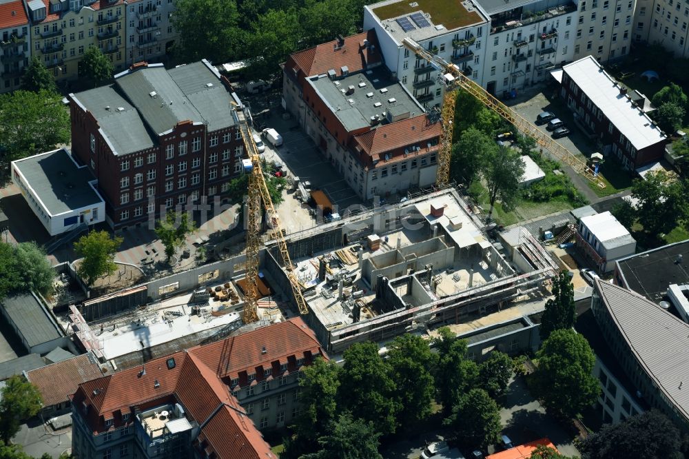 Berlin aus der Vogelperspektive: Baustelle für einen Erweiterungs- Neubau auf dem Klinikgelände des Krankenhauses Sana Klinikum Lichtenberg an der Fanningerstraße im Ortsteil Lichtenberg in Berlin, Deutschland