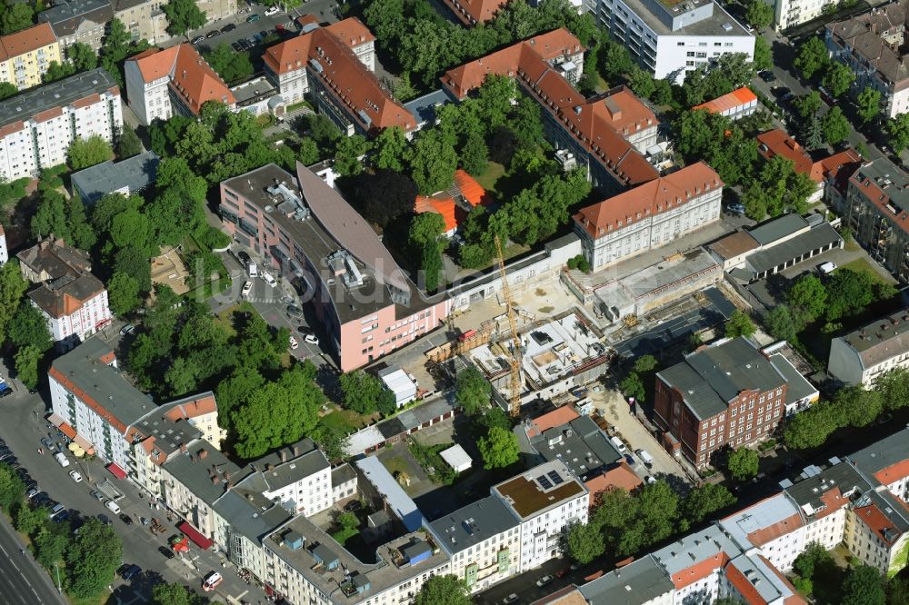 Luftbild Berlin - Baustelle für einen Erweiterungs- Neubau auf dem Klinikgelände des Krankenhauses Sana Klinikum Lichtenberg an der Fanningerstraße im Ortsteil Lichtenberg in Berlin, Deutschland