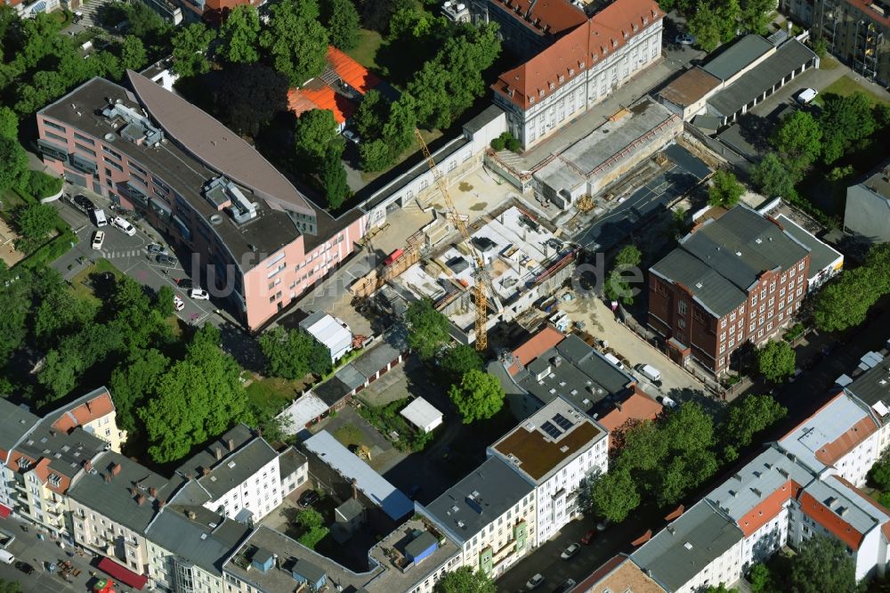 Luftaufnahme Berlin - Baustelle für einen Erweiterungs- Neubau auf dem Klinikgelände des Krankenhauses Sana Klinikum Lichtenberg an der Fanningerstraße im Ortsteil Lichtenberg in Berlin, Deutschland