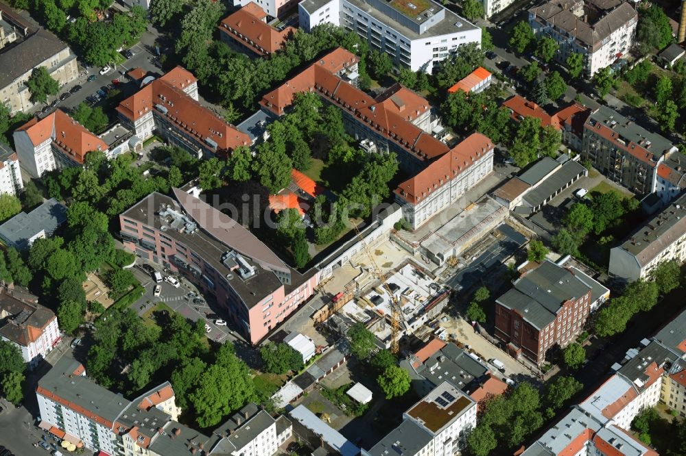 Berlin von oben - Baustelle für einen Erweiterungs- Neubau auf dem Klinikgelände des Krankenhauses Sana Klinikum Lichtenberg an der Fanningerstraße im Ortsteil Lichtenberg in Berlin, Deutschland