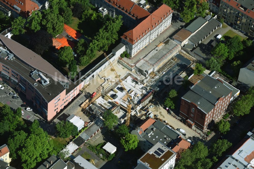 Berlin aus der Vogelperspektive: Baustelle für einen Erweiterungs- Neubau auf dem Klinikgelände des Krankenhauses Sana Klinikum Lichtenberg an der Fanningerstraße im Ortsteil Lichtenberg in Berlin, Deutschland