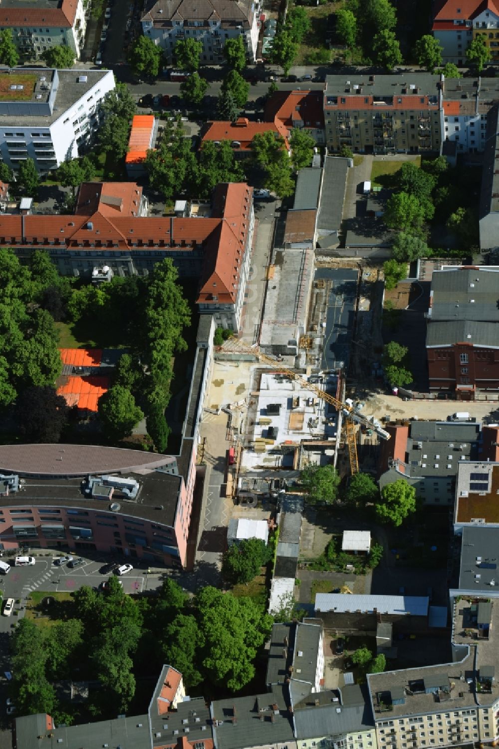 Luftaufnahme Berlin - Baustelle für einen Erweiterungs- Neubau auf dem Klinikgelände des Krankenhauses Sana Klinikum Lichtenberg an der Fanningerstraße im Ortsteil Lichtenberg in Berlin, Deutschland