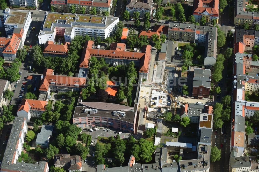 Berlin von oben - Baustelle für einen Erweiterungs- Neubau auf dem Klinikgelände des Krankenhauses Sana Klinikum Lichtenberg an der Fanningerstraße im Ortsteil Lichtenberg in Berlin, Deutschland