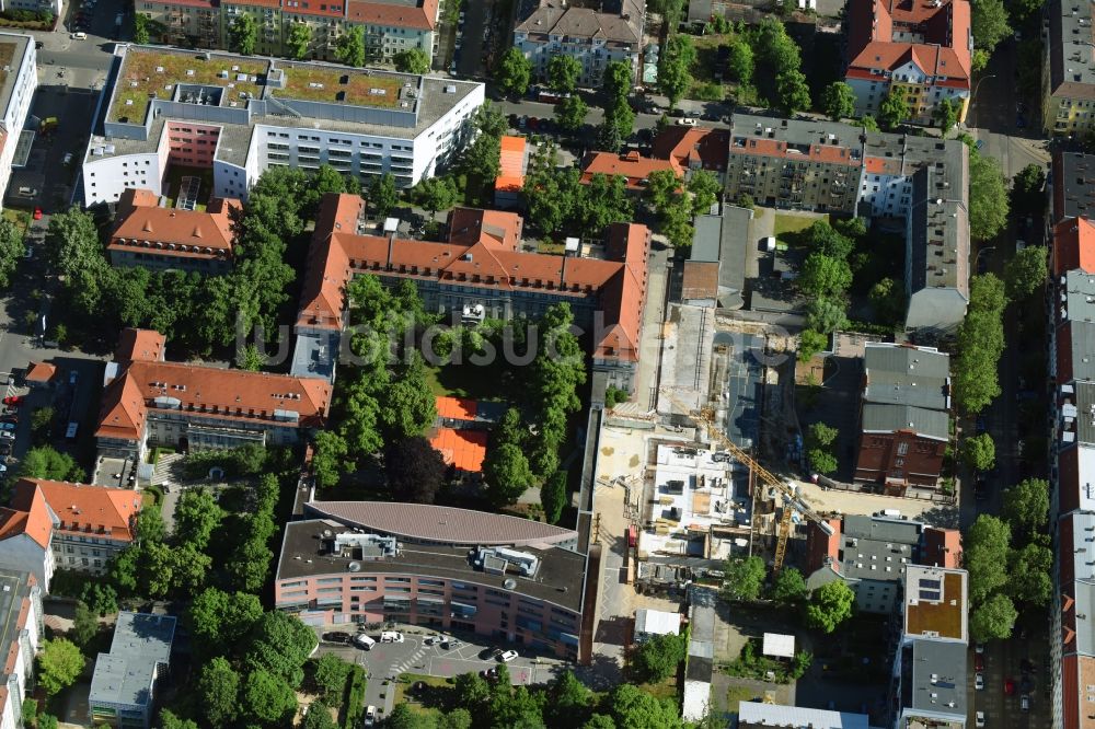 Berlin aus der Vogelperspektive: Baustelle für einen Erweiterungs- Neubau auf dem Klinikgelände des Krankenhauses Sana Klinikum Lichtenberg an der Fanningerstraße im Ortsteil Lichtenberg in Berlin, Deutschland